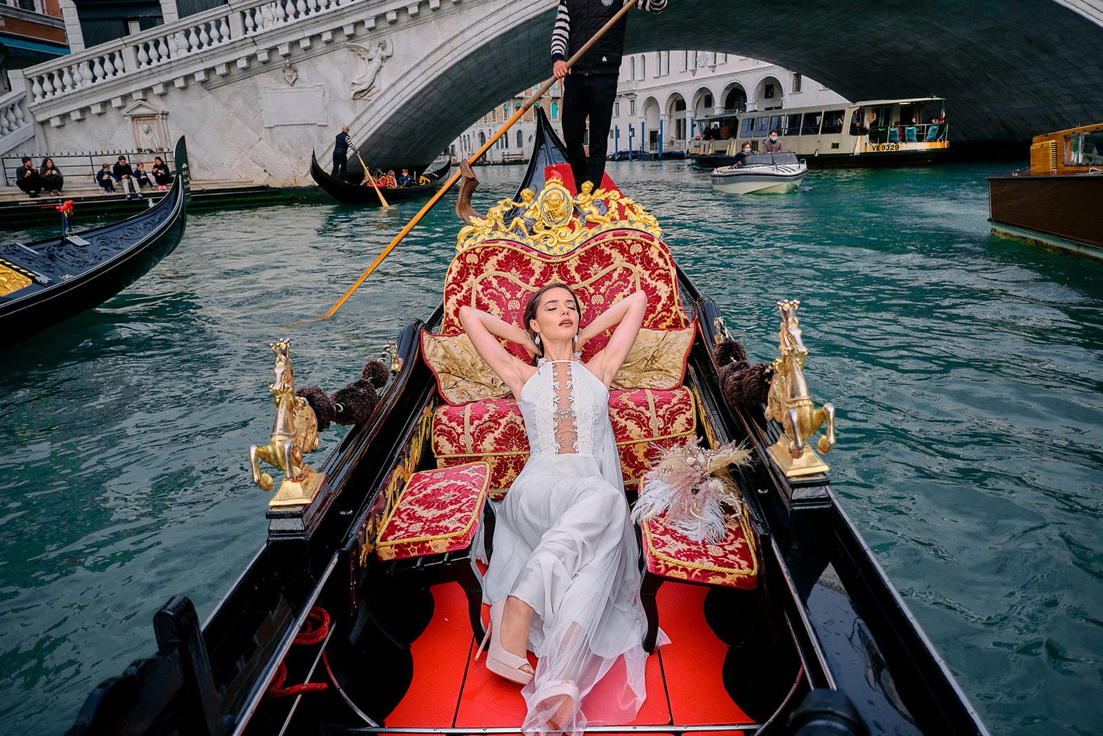 Biżuteria ślubna z piórami i sesja fotograficzna w Wenecji